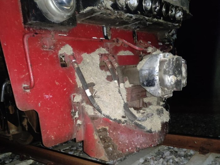 KA 56 Gajayana tertemper truk gandeng di petak Baron, Nganjuk - Kertosono