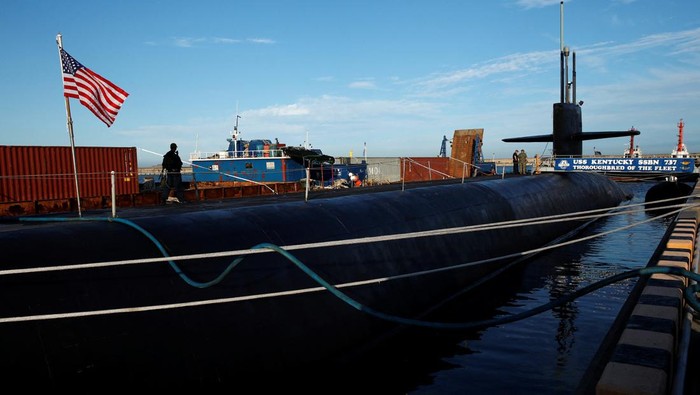 Kapal Selam AS Tiba di Korsel di Tengah Ketegangan dengan Korut U.S. Ballistic Missile Submarine USSΒ Kentucky is anchored at Busan Naval Base, in Busan, South Korea, July 19, 2023. WOOHAE CHO/Pool via REUTERS