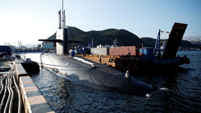 Kapal Selam AS Tiba di Korsel di Tengah Ketegangan dengan Korut U.S. Ballistic Missile Submarine USSΒ Kentucky is anchored at Busan Naval Base, in Busan, South Korea, July 19, 2023. WOOHAE CHO/Pool via REUTERS