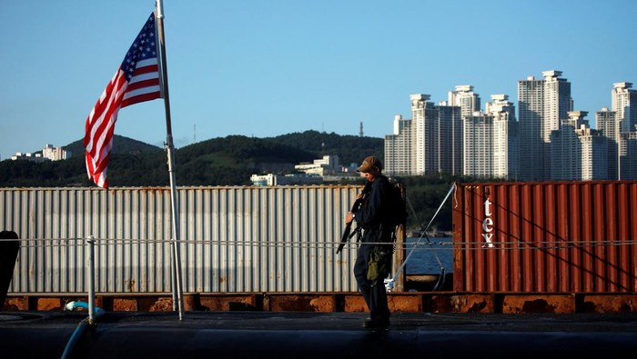 Kapal Selam AS Tiba di Korsel di Tengah Ketegangan dengan Korut U.S. Ballistic Missile Submarine USSΒ Kentucky is anchored at Busan Naval Base, in Busan, South Korea, July 19, 2023. WOOHAE CHO/Pool via REUTERS