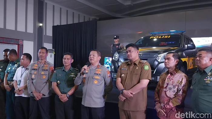 Kapolda Sumut Irjen Agung saat meluncurkan mobil patroli berfitur canggih.