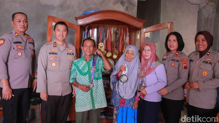 Kapolres Klaten AKBP Warsono menemui keluarga Khoirudin Mustakim di rumahnya. Foto diunggah Senin (24/7/2023).