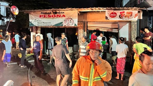 Rumah Makan Pesona di Lingkungan Bertais Daye Kelurahan Bertais Kecamatan Sandubaya ludes terbakar.