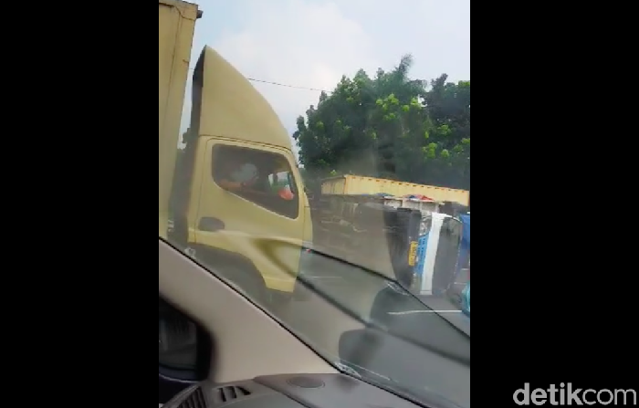 Kecelakaan di Tol Jatibening (Jakarta Cikampek arah Jakarta) mengakibatkan kemacetan. (Irwan Nugroho/detikcom)