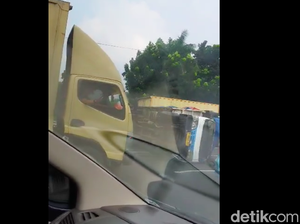 Truk Terguling di KM 4 Tol Jatiwaringin Arah Jakarta, Lalin Macet