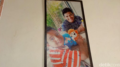 Keluarga dan makam Binaragawan Justyn Vicky di Jember