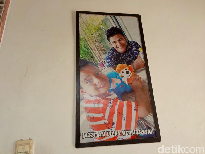 Keluarga dan makam Binaragawan Justyn Vicky di Jember