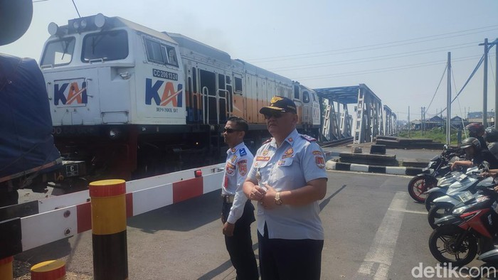 Kepala Dishub Kota Semarang Endro, saat memantau pemasangan rambu tambahan di Jalan Madukoro, Semarang, Senin (24/7/2023).