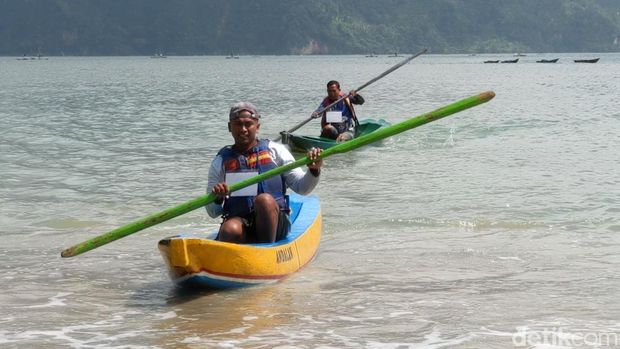 Keseruan Lomba Balap Perahu Dayung di Pantai Mutiara Trenggalek