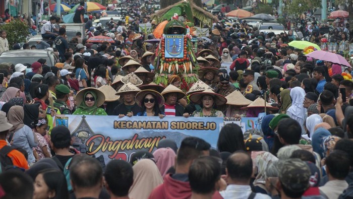Kirab budaya hari jadi Kota Salatiga Sejumlah peserta mengikuti Kirab Budaya Hari Jadi ke-1273 Kota Salatiga di Salatiga, Jawa Tengah, Senin (24/7/2023). Selain untuk memperingati Hari Jadi ke-1273 Kota Salatiga, kirab budaya tersebut juga sebagai hiburan dan mengenalkan kepada masyarakat tentang seni budaya dari berbagai kelompok seni. ANTARA FOTO/Aloysius Jarot Nugroho/aww.
