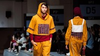 Maka dari itu, Kaloka mencoba menjadi solusi dengan menciptakan pilihan-pilihan fesyen wastra yang lebih bergaya, terjangkau, dan cocok digunakan dalam kegiatan sehari-hari. Dalam penampilan perdana mereka di JF3, Kaloka berhasil mencuri perhatian dengan mengusung tema motif wastra dari daerah Karo, Sumatera Utara. 