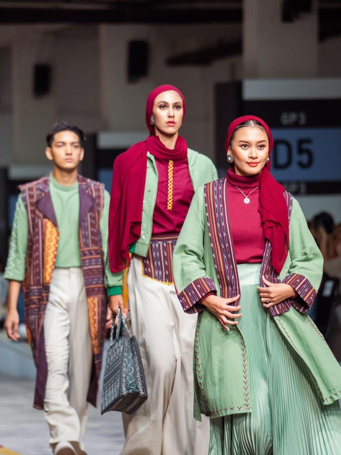 Koleksi Wastra Milik Kaloka dari Karo Sumut Curi Perhatian di JF3 Kaloka, brand fesyen yang mengusung motif wastra Indonesia. Koleksinya berhasil menucri perhatian di di acara Jakarta Food and Fashion Festival (JF3) 2023.