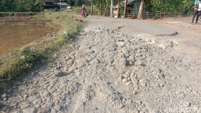Kondisi Jalan di Desa Rombongan Pengantin Pria yang Viral di Sumedang Rusak Parah