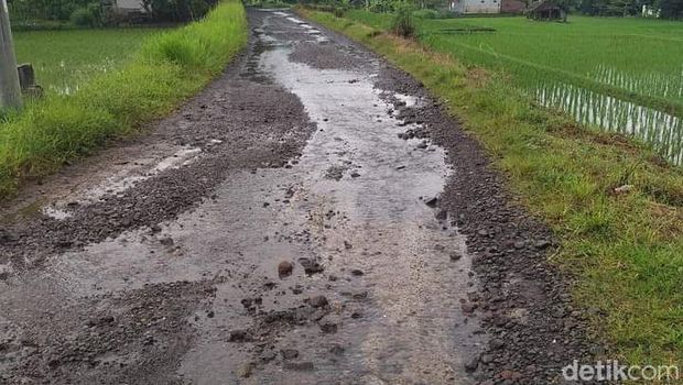 Kondisi Jalan di Desa Rombongan Pengantin Pria yang Viral di Sumedang Rusak Parah