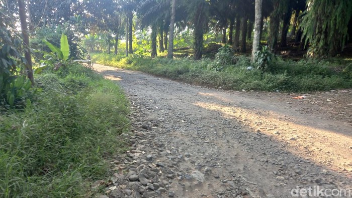 Kondisi jalan rusak di Desa Kumpay.