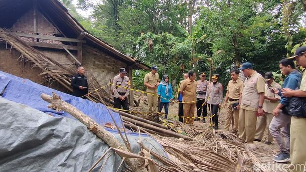 Kondisi lubang misterius yang muncul di Dusun Popohan, Kalurahan Banjararum, Kapanewon Kalibawang, Kulon Progo, Senin (24/7/2023).