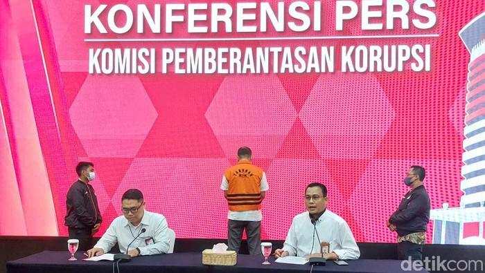 KPK menahan satu anggota DPRD Jambi periode 2014-2019, Kusnindar (KN) terkait kasus suap ketok dana ketok palu (Yogi/detikcom)