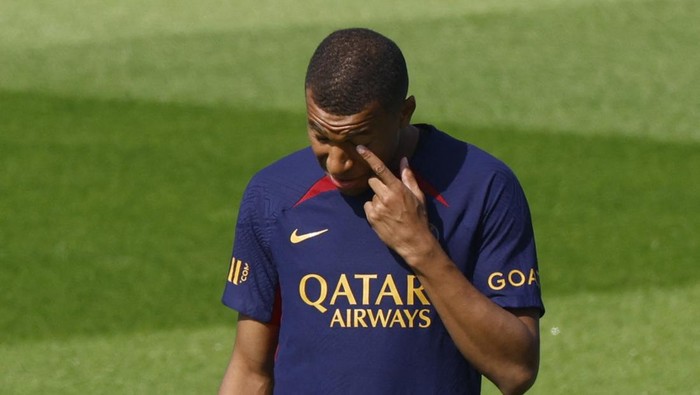 Soccer Football - Paris St Germain Training - Paris-Saint-Germain Training Centre, Poissy, France - July 20, 2023 Paris St Germains Kylian Mbappe during training REUTERS/Gonzalo Fuentes