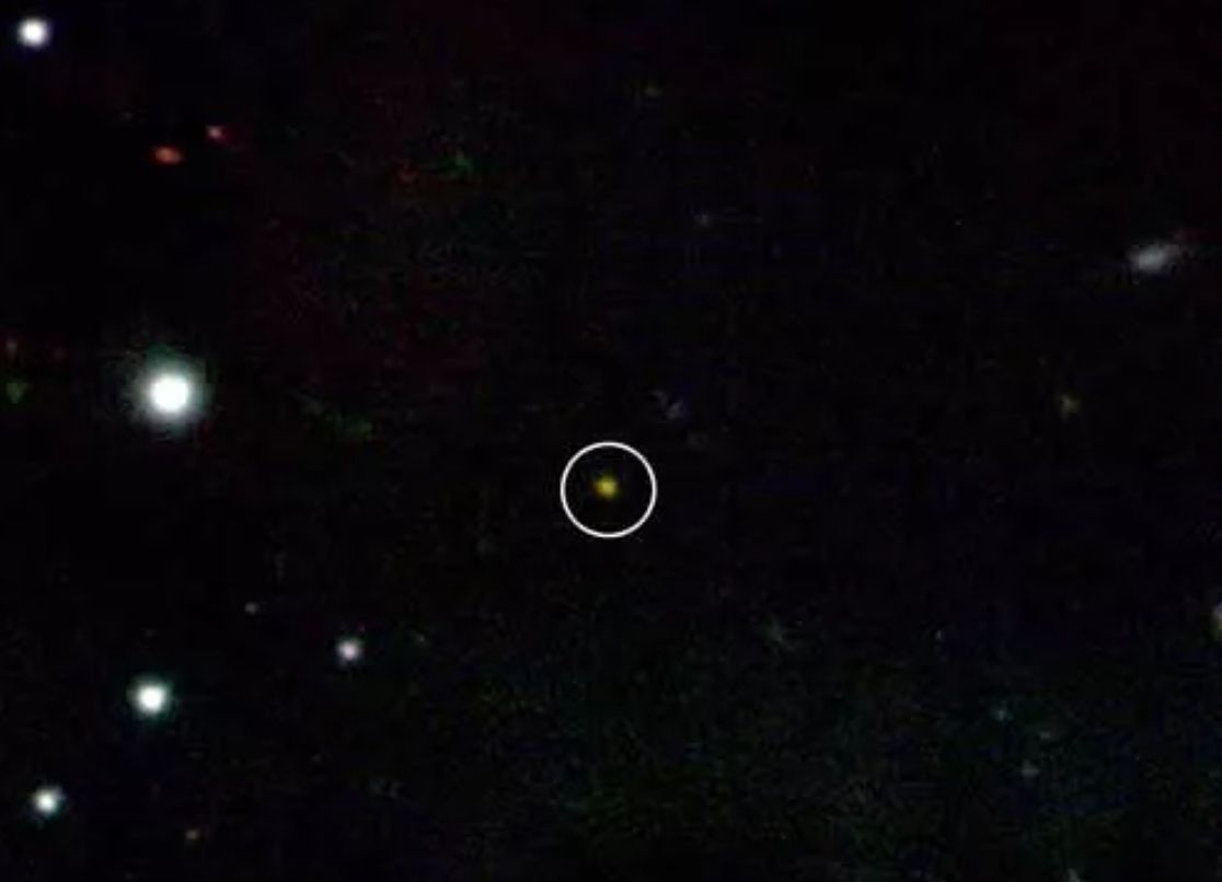Ketika semburan sinar gamma terdeteksi dari luar angkasa, teleskop lain segera memeriksanya. Di sini, pijaran inframerah GRB 090423 yang memudar muncul di tengah gambar warna semu yang diambil gemini North Telescope di Hawaii. Ledakan tersebut merupakan ledakan kosmik terjauh yang pernah terlihat.