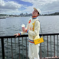 Tapi yang membuat orang pangling adalah penampilannya tak seekstrem dulu. Dagu dan matanya kini tidak terlalu menarik perhatian. Entah apa yang dilakukan Liu, netizen berpikir ia mungkin ingin hidup seperti orang biasa. Foto: Weibo