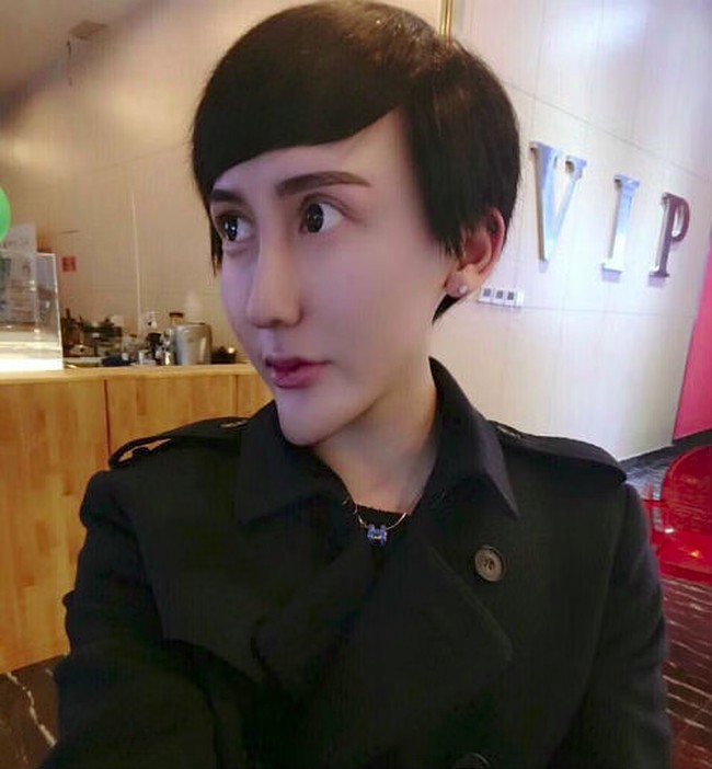 Dilansir World of Buzz, Liu Zi Chen mengatakan bahwa ia keturunan Amerika Serikat. Hal lain yang diklaim membuat wajahnya bak ular putih adalah sebuah masker spesial. Sayangnya kebanyakan netizen lebih percaya bahwa wajahnya adalah hasil dari tindakan operasi yang berlebihan. Foto: Weibo