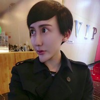 Dilansir World of Buzz, Liu Zi Chen mengatakan bahwa ia keturunan Amerika Serikat. Hal lain yang diklaim membuat wajahnya bak ular putih adalah sebuah masker spesial. Sayangnya kebanyakan netizen lebih percaya bahwa wajahnya adalah hasil dari tindakan operasi yang berlebihan. Foto: Weibo