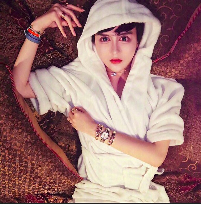 Seorang pria pernah viral karena penampilan wajahnya yang tak biasa. Selebgram bernama Liu Zi-chen memiliki bentuk dagu yang meruncing dan menyebut dirinya sendiri sebagai jelmaan ular putih. Tak hanya wujudnya, Liu juga kerap jadi perhatian netizen karena berbagai kontroversi. Foto: Weibo