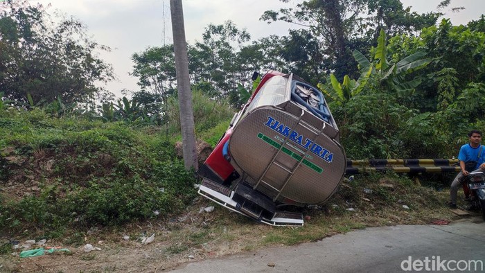 Lokasi kecelakaan melibatkan truk dan sejumlah kendaraan di turunan Jatibarang, Semarang, Senin (24/7/2023).