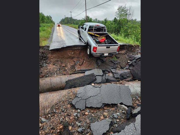 Longsor Bikin Jalur Kereta-Jalan Raya di Kanada Putus People embrace as they stand near damage to a road, after the heaviest rain to hit the Atlantic Canadian province of Nova Scotia in more than 50 years triggered floods, in Ellershouse, West Hants Regional Municipality, Nova Scotia, Canada July 23, 2023. REUTERS/John Morris