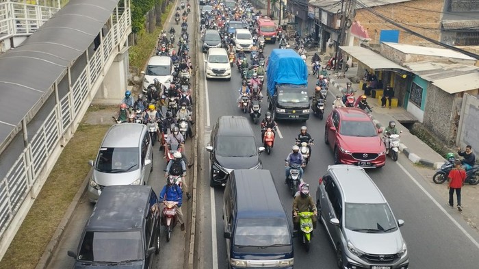 Macet di Jalan Daan Mogot, Jakarta Barat.