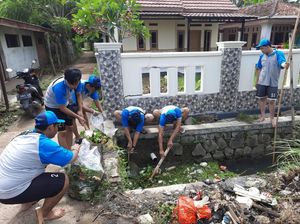 Mahasiswa KKN UBP Karawang Bersih-bersih Selokan di Desa Srijaya