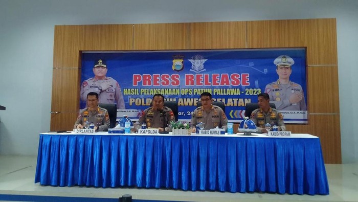 Kapolda Sulsel Irjen Pol Drs Setyo Boedi Moempoeni Harso melakukan evaluasi Operasi Patuh Pallawa 2023