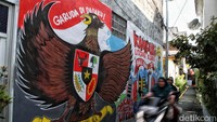 Mural menarik pun juga tergambar di kampung literasi itu untuk memperindah visual di kampung itu.  