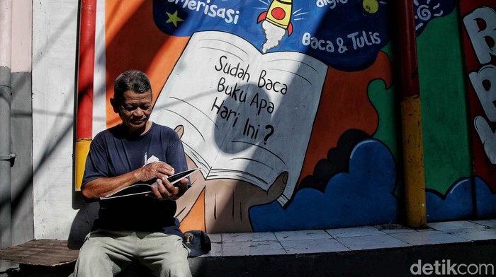 Kawasan RT 015/RW 004 yang kini dikenal sebagai Kampung Literasi. Di sini disediakan ruang baca dan sejumlah buku.