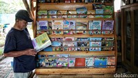 Warga beraktivitas di ruang baca Kampung Literasi RT 015/RW 004, Kelurahan Klender, Duren Sawit, Jakarta Timur, Senin (24/7/2023).  