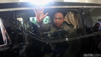 Menkominfo Budi Arie meninggalkan gedung Kejagung usai menjalani silaturahmi dengan Jaksa Agung H M St Burhanuddin, Jakarta, Senin (24/7/2023). 