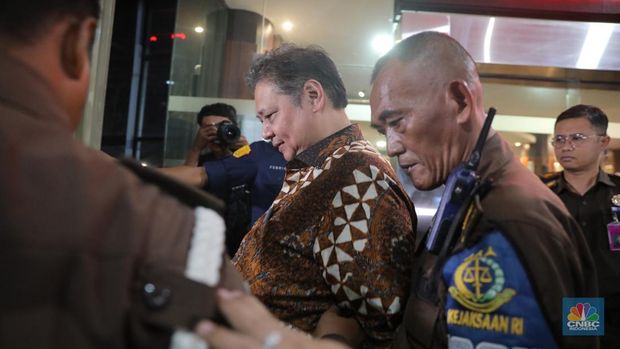 Menteri Koordinator Bidang Perekonomian (Menko Perekonomian), Airlangga Hartarto usai menjalani pemeriksaan di Gedung Bundar, Kejaksaan Agung, Jakarta, Senin (24/7/2023). Menko Perekonomian,  Airlangga Hartarto dipersiksa sebagai saksi untuk dimintai keterangan terkait kasus ekspor crude palm oil (CPO) atau bahan baku minyak goreng. (CNBC Indonesia/Faisal Rahman)