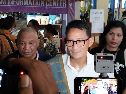 Menteri Pariwisata dan Ekonomi Kreatif Sandiaga Salahuddin Uno saat mengunjungi salah satu Tourism Information di kawasan Marina Labuan Bajo beberapa waktu lalu. (Ambrosius Ardin)