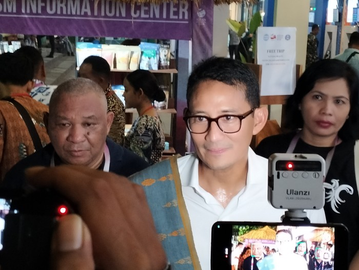 Menteri Pariwisata dan Ekonomi Kreatif Sandiaga Salahuddin Uno saat mengunjungi salah satu Tourism Information di kawasan Marina Labuan Bajo beberapa waktu lalu. (Ambrosius Ardin)