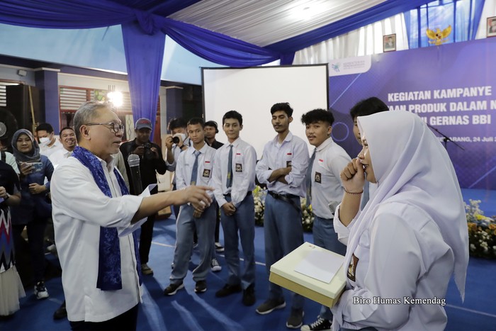 Menteri Perdagangan Zulkifli Hasan (Zulhas) mengajak anak muda untuk bangga dengan menggunakan produk buatan Indonesia.