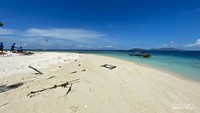 Hamparan pasir putih di Pulau Meoskun dan cocok untuk berjemur