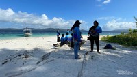 Dua wisatawan lokal berwisata di Pulau Meoskun, Raja Ampat