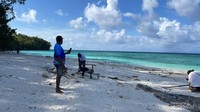 Seorang wisatawan lokal memotret pemandangan Raja Ampat di Pulau Moskun, Raja Ampat