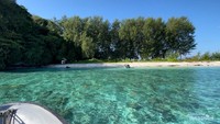 Jernihnya air laut di Pulau Meoskun, Raja Ampat