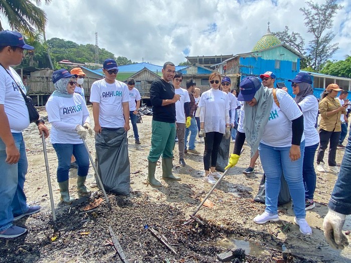 Milenial Pegadaian Bersih-bersih Pantai