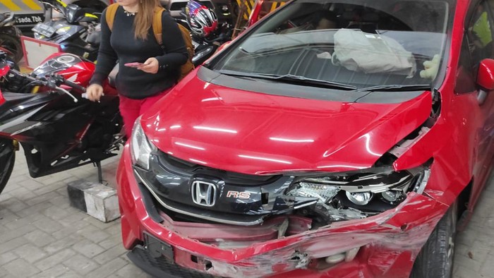 Mobil Jazz ditabrak mobil patroli polisi yang dibawa kabur Jessica (dok. Istimewa)