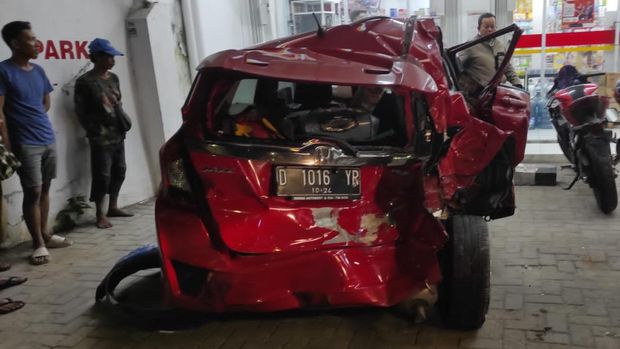 Mobil Jazz ditabrak mobil patroli polisi yang dibawa kabur Jessica (dok. Istimewa)