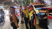 Setelah itu, Kepala Shift Patroli 210, Maulana Yusuf, keluar mobil untk berkoordinasi dengan petugas keamanan GT Jatiwaringin 2. Momen itu dimanfaatkan Jesica untuk membawa kabur mobil patroli tol. (dok. Istimewa)