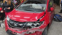 Jesica menabrak kendaraan Honda Jazz bernopol D-1016-YR dan langsung kabur mengendarai mobil patroli tol. Petugas pun mengejar Jesica (Foto: Dok Istimewa)