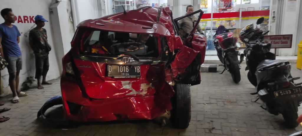Mobil Ringsek Ditabrak Mobil Patroli yang Dibawa Kabur